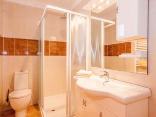 Bathroom 1 - Detail 1