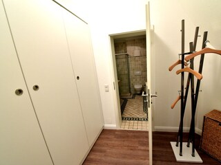 Ankleidezimmer mit Badzugang