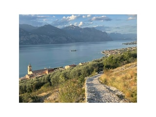 Ideal zum Wandern zu Dörfern inmitten von Olivenhainen