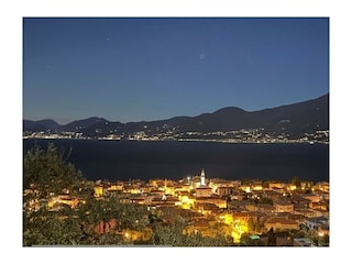 Stunnimg view over the lake at night