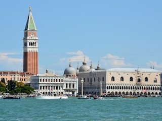 A day trip to Venice in 1.5 h.