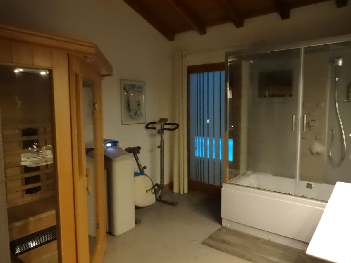 erstes Badezimmer mit Sauna, Badewanne und Sky-Dusche