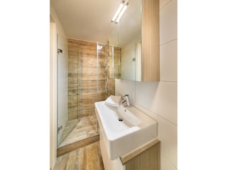 modernes Bad mit Dusche und WC