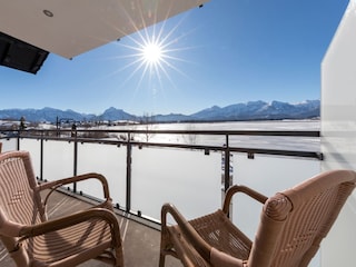 Aussicht vom Balkon auf den Hopfensee und die Berge