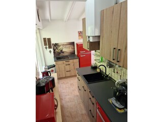 Küche mit Ceranfeld, Kühlschrank, Geschirrspüler etc.