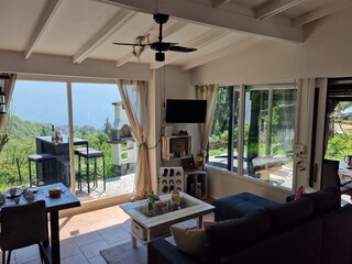 Wohnbereich mit Blick nach draußen