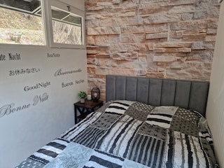 Schlafzimmer mit Boxspringbett