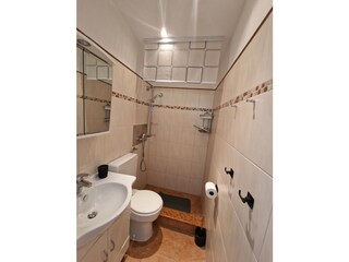 Bad mit Dusche und WC