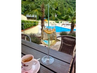 Auch eine Bar gibt es am Pool