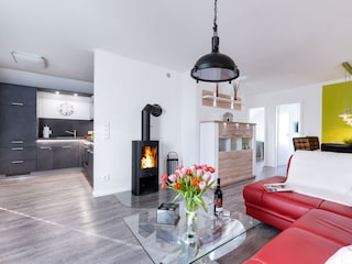 Küche und Wohn-Essbereich mit holzbefeuertem Kamin