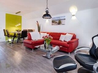 Wohn- Esszimmer mit Echtledersofa, 45 Zoll Smart TV