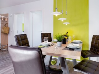 Esstisch mit Drehstühlen