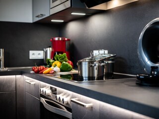 Küche mit Ambiente Beleuchtung, Induktionskochfeld, Silit Töpfe