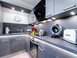 Design Küche, Spülmaschine, Waschmaschine mit Trockner, Ambiente Beleuchtung