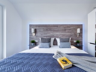 Masterbedroom Wasserbett mit Ambiente Beleuchtung direkter Wasserblick