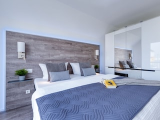 Masterbedroom mit Wasserbett in der Fewo Kapitän James Cook by Seeblick Ferien ORO