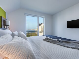 Schlafzimmer 2 mit 32 Zoll Smart TV und direktem Wasserblick