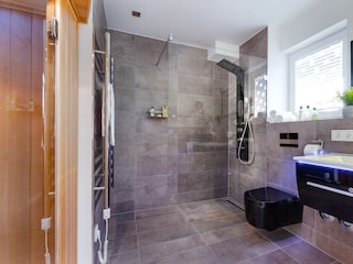 Waschbecken, bodengleiche Dusche, WC