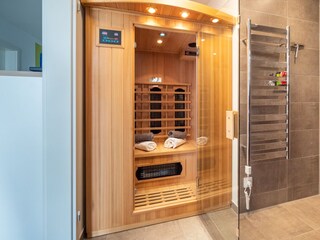 Infrarotsaunakabine, Handtuchheizung, bodengleiche Walk In Dusche