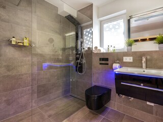 XXL Welnessdusche, bodengleich in der Fewo Kaptiän James Cook by Seeblick Ferien ORO