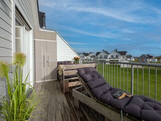 Südbalkon 14m² hinter dem Haus eine riesige Rasenfläche