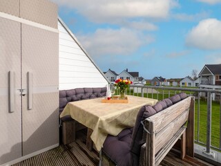 Südbalkon mit Terrassenmöbel, Weber Elektrogrill vorhanden