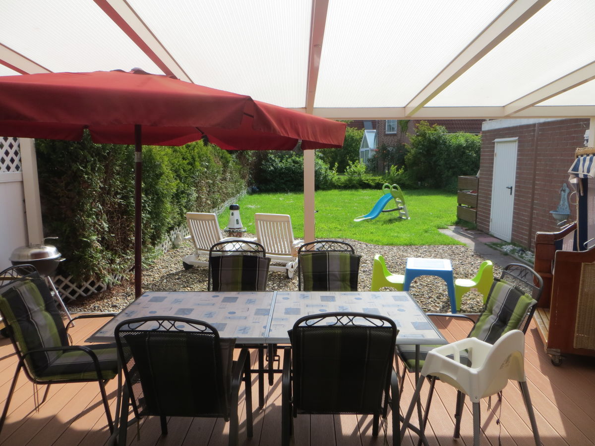 Komplett überdachte Terrasse (26 m²) vom Wohnzimmer aus