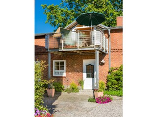 Wohnungseingang mit Balkon und Strandkorb "Schwalbennes