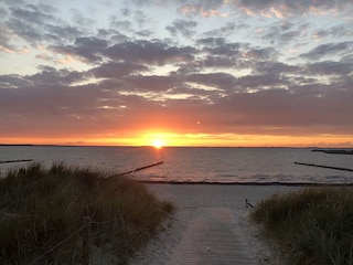 Bei Sonnenuntergang am Strand in Glowe