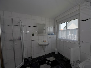 Bad mit Wanne und Dusche