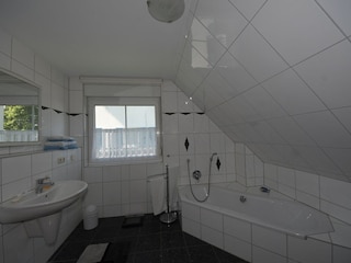 Bad mit Wanne und Dusche