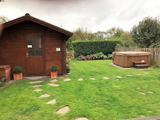 Garten mit Sauna + Whirlpool