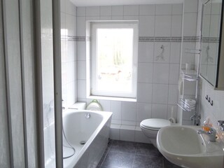 Bad mit Dusche und Wanne