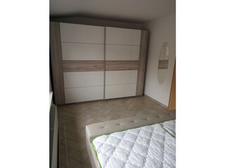 mit großem Kleiderschrank