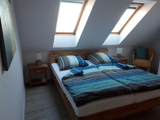 Elternschlafzimmer mit Doppelbett