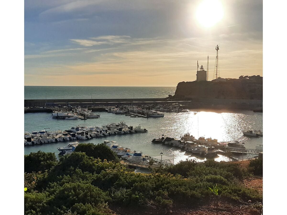 Fischerhafen von Conil mit dem Leuchtturm von Roche