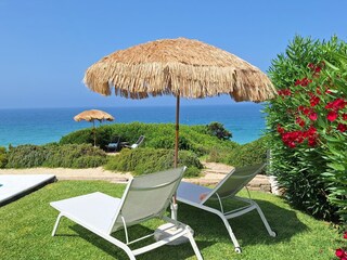 Relaxen am Pool mit Blick auf das Meer.