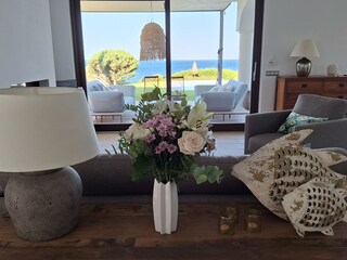 Das stylische Wohnzimmer hat Meerblick