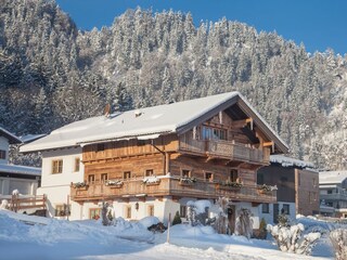 Aussenansicht Haus im Winter