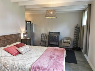 Schlafzimmer im Erdgeschoss – direkter Zugang zur Terrasse