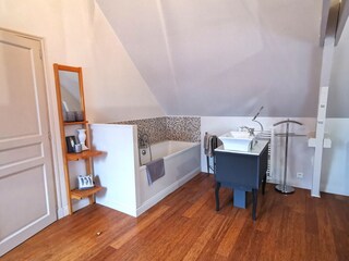 Detailbeschreibung des Badezimmers en suite im 1. Stock