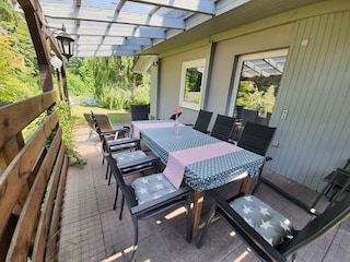 Gemütlichkeit auf der überdachten Terrasse