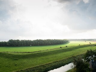 Blick vom Balkon über Deich und Meer