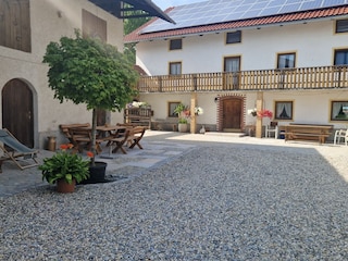 Hof - Tischtennisplatte, Basketballkorb