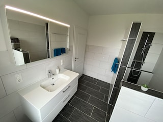 Geräumiges Badezimmer