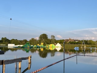 Aquapark und Wakeboardanlage am Badesee