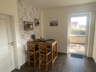 Essbereich in der Küche mit Zugang zur Terrasse