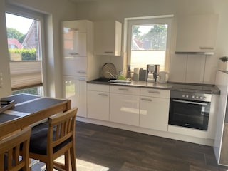 Voll ausgestattete Küche mit Zugang zur Terrasse