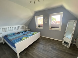 Schlafzimmer 1 mit Blick zum See