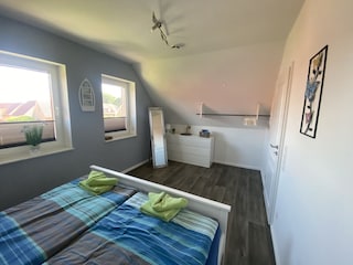 Schlafzimmer 1 mit Blick zum See